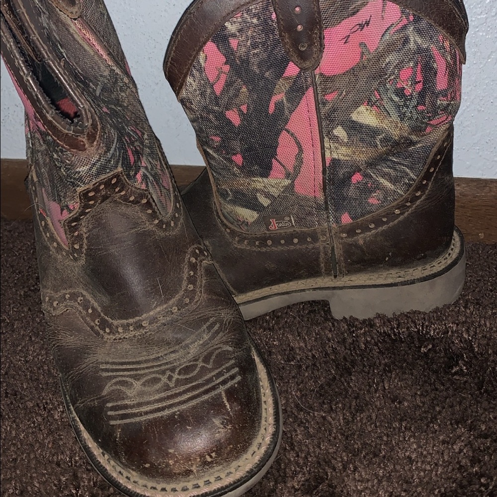 Round toe Justin cowboy boots
